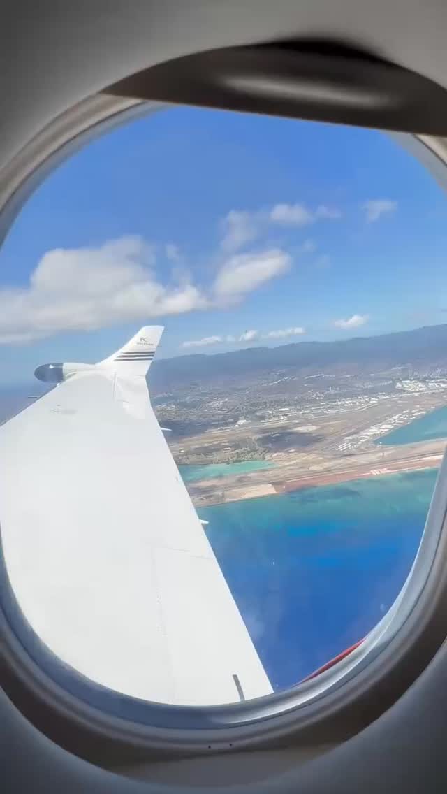 🌴✈️ Overlooking paradise! Nothing beats this breathtaking views over the turquoise waters and stunning shores of Hawaii. Pure aloha vibes from above!
#OptimumAir #HawaiiBound #WindowSeatViews #AlohaFromAbove #AirAmbulanceServices