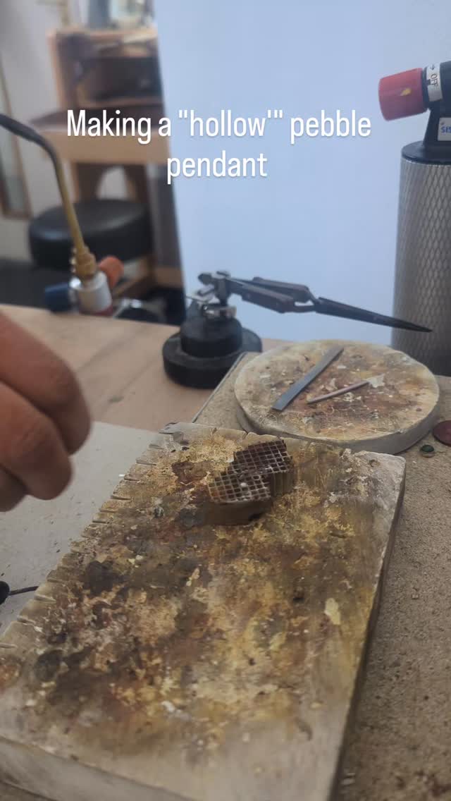 In my studio making 'nearly a hag stone' hollow pebble pendant. These are a great way to utilise all my off-cuts of silver, each one comes out a bit differently every time you do it βΊοΈ.
#handmadejewellery #slowmadejewellery #slowmade #silversmith #silverjewellery