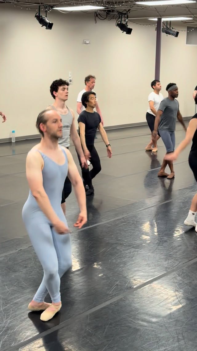 Just a room full of guys trying to get off the ground a little longer. Constantly trying to defy gravity ⚡️💪
Roberto Munoz’s Ballet Technique class at our Summer 2026 Adult Intensive 🔥
#themaledanceconnection #balletdancer #maledancer #balletclass #adultballet