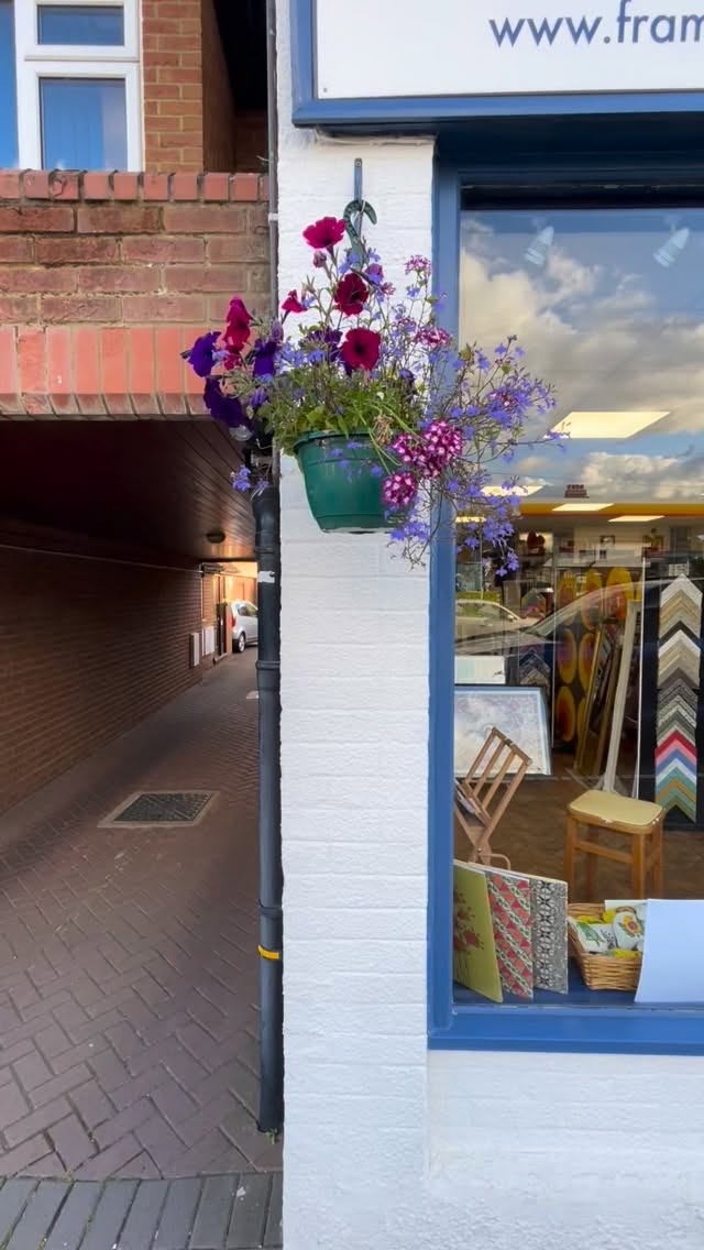 Harsha Basu will be back at FrameCraft tomorrow for Bucks Art Week…follow her on fb and instagram, check her timetable on my web site where you can also register for FC updates, Thankyou, David
www.framecraftuk.com