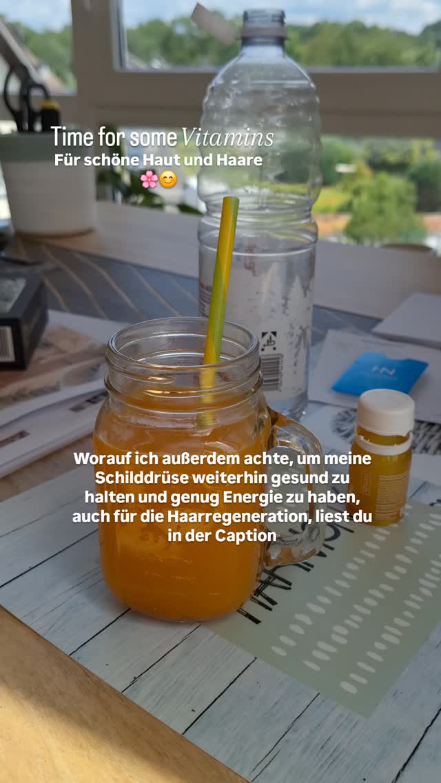 Vitamin C regt die Kollagenbildung an.
Aminosäuren stellen die nötigen Bausteine für die Haarstruktur und Hautzellen bereit.
Antioxidantien schützen vor oxidativem Stress und helfen so frühzeitiger Hautalterung vorzubeugen.
Rosmarin stärkt die Leber.
Tremella (mein Lieblingspilz unter den Vitalpilzen) hilft neues Gewebe zu bilden und das Bindegewebe zu stärken.
Biotin ist für die Stabilität der Haarstrukturen mitverantwortlich und hilft in Kombination mit anderen Nährstoffen Haarausfall und brüchigem Haar vorzubeugen, sowie die Haut von innen heraus zu stabilisieren und schön geschmeidig zu halten.
🌸🌸
Am liebsten mag ich meine Nährstoffe in flüssiger Form, da sie so am besten vom Körper aufgenommen werden und auch eine geschädigte Darmschleimhaut umgehen können.
Seit ich meinen Nährstoffhaushalt generell aufgefüllt habe, ist mein Körper und meine damalige Entzündung der Schilddrüse wieder ruhiger geworden und alles regeneriert sich so nach und nach 😊
Die Autoimmunreaktion ist bei mir schon seit 2018 weg und ich bin seitdem konstant am neue Zellen aufbauen.
Jeden Tag, jeden Monat, merke ich mehr, wie sich alles in meinem Körper wieder regeneriert.
So lange ich genug Schlaf bekomme 🤭
Egal welche Nährstoffe du nimmst, achte bitte immer auf eine gute Qualität und versorge dich gleichzeitig mit viel Flüssigkeit.
HYDRATION ist mein zweiter Vorname, glaub ich 😄😄
Dazu noch Stressreduktion und deine Schilddrüse kann sich wieder erholen.
Genau wie der Rest von deinem Körper.
👑 In meinem Onlinekurs zeige ich dir genau, wie ich damals meine Hashimoto besiegt habe und auch heute noch symptomfrei bin. Ohne L-Thyroxin. Und ohne irgendwelche komplizierten Pläne.
Kommentiere HASHIMOTO und ich sende dir den Link zum Kurs direkt in dein Postfach, wo du dir alle Informationen in Ruhe anschauen kannst.
#hashimoto #schilddrüse #schilddrüsenunterfunktion #ganzheitlichegesundheit #ernährung