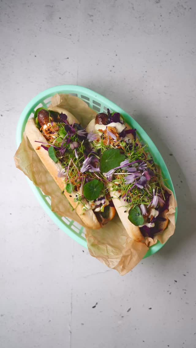 FRÜHSTÜCK // NEO
So schnell kann’s gehen, wenn es schmeckt. 🌭💚
Kaum stehen die Hot Dogs auf dem Tisch, sind sie auch schon wieder verschwunden.
Unser Chili Cheese Hotdog kommt mit einer Chili-Cheese-Bratwurst, cremiger Jalapeño Mayo, frischem Gurken-Zwiebel-Salat und knusprigen Röstzwiebeln zusammen – würzig, pikant und genau die richtige Wahl für einen entspannten Start in den Tag. 🙂↕️❤️🔥
#neo #frühstück #hotdogliebe #chilicheese #foodlover