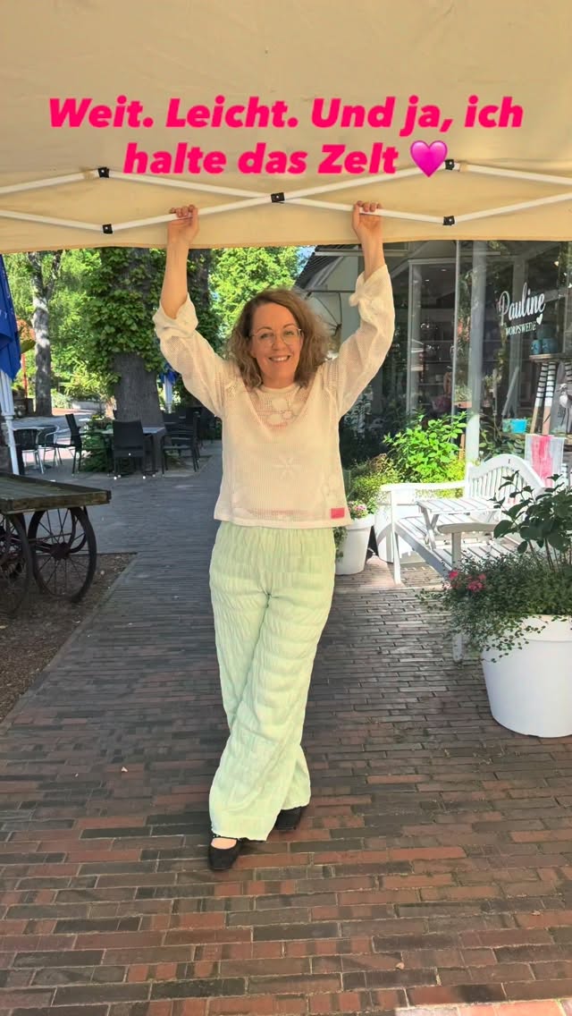 Weit. Leicht. Und ja, ich halte das Zelt. 😄
Ihr kennt den Pulli schon - jetzt kommt die Hose in Mintgrün von Oh April dazu. Luftig, lässig und der perfekte Sommerlook von oben bis unten.
Manchmal ist es einfach das Outfit, das den Tag trägt. Und dieses hier tut genau das🩷
Oh April Ronja Knit Jumper · 129,00 €
👉 https://www.paulineworpswede.de/product-page/oh-april-ronja-knit-jumper-beige
Oh April Floris Woven Pants Mint Green · 99,00 €
👉 https://www.paulineworpswede.de/product-page/oh-april-floris-woven-pants-mint-green
Pauline Worpswede · Bergstraße 26 · Mo–So 11–18 Uhr
#PaulineWorpswede #OhApril #Sommerhose #Wideleg #Mintgrün