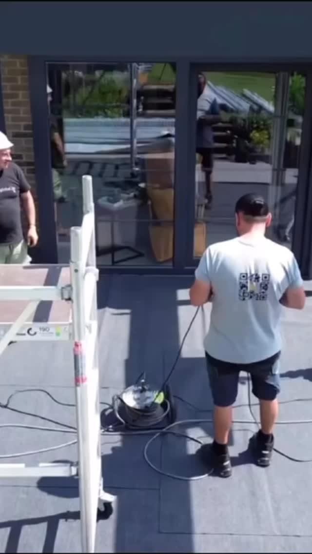 Le voisin : “Pourquoi il y a un drone au-dessus de chez toi ?”
😎 Le propriétaire : “Attends la fin des travaux…”
Quelques jours plus tard, plus personne ne pose la question.
Pergolux Global.. A taille humaine par choix..
#pergoluxglobal #pergola #outdoorliving #pergolabioclimatique #pergoladesign