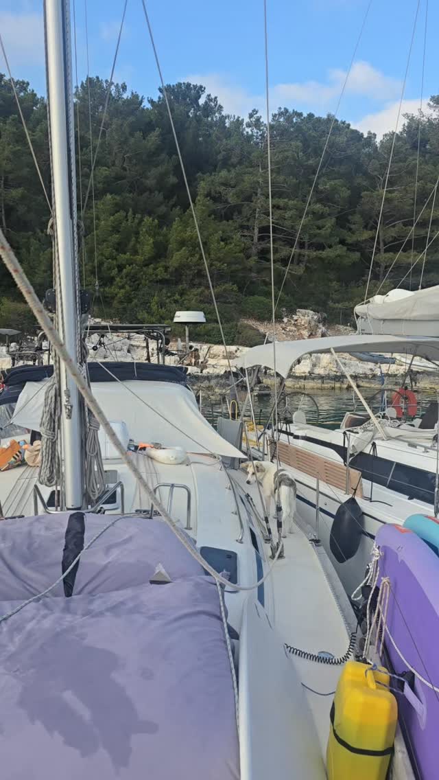 Fiskardo, Greece, peak season. Not what we normslly aim for,but everything has it charm, and this is a bery beautiful place❤️