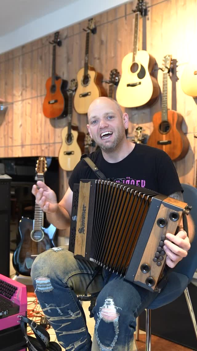 🪗 Zum Abschluss unserer Let´s Quetsch-Reihe nochmal eine dreireihige Sammer Harmonika in B/Es/As aus Eiche🌳✨🎶
#harmonika #sammer #volksmusik #ennstalerpolka musicstore