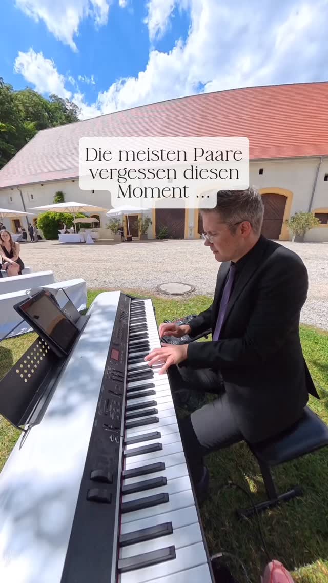 Viele Paare planen den musikalischen Beginn ihrer freien Trauung erst mit dem Einzug. In der Praxis entsteht aber schon davor ein wichtiger Moment.
Sowohl in der Kirche als auch bei freien Trauungen treffen die Gäste meist deutlich früher ein. Bei freien Trauungen kommt oft noch ein Begrüßungsgetränk dazu – es wird geplaudert, gelacht, man sieht sich wieder.
Genau in dieser Phase braucht es manchmal einen kleinen Hinweis, dass es jetzt gleich losgeht und alle bitte langsam ihre Plätze einnehmen möchten.
Musik kann diesen Hinweis auf eine sehr natürliche Weise geben – ohne aufdringlich zu sein. Sie schafft Aufmerksamkeit, setzt ein sanftes Zeichen und bringt gleichzeitig Ruhe in den Raum.
Wir bieten unseren Paaren deshalb an, bereits 5–10 Minuten bevor die Trauung beginnt, mit Pianomusik zu starten. Daniel spielt dann schon am Klavier, während die Gäste nach und nach ihre Plätze einnehmen, ankommen und sich setzen können.
So entsteht ein ruhiger, stimmiger Übergang in den Moment des Einzugs und die Trauung beginnt von Anfang an in genau der Atmosphäre, die ihr euch wünscht. 🤍
Wenn ihr vielleicht gerade eure Hochzeitsfeier plant und euch genau solche Details wichtig sind, schreibt uns gerne oder schaut auf unserer Website vorbei - RebeccaSammet.de 💌