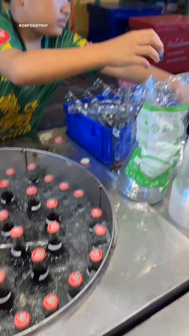 Um menino de 10 anos preparando a bebida 🥤❄️🇹🇭
Na Tailândia, esse jovem já chama a atenção pela habilidade e dedicação no preparo de uma Coca-Cola bem gelada! 😮✨
Uma forma simples, mas diferente, que conquistou quem passou por ali. 🧊🥤
Você experimentaria? 😋👇
🙏🏻 Não esqueça de deixar o like 👍🏻
❤️ SIGA para mais curiosidades pelo mundo
DEIXE SEU LIKE 👍🏻👍🏻👍🏻🌍✨