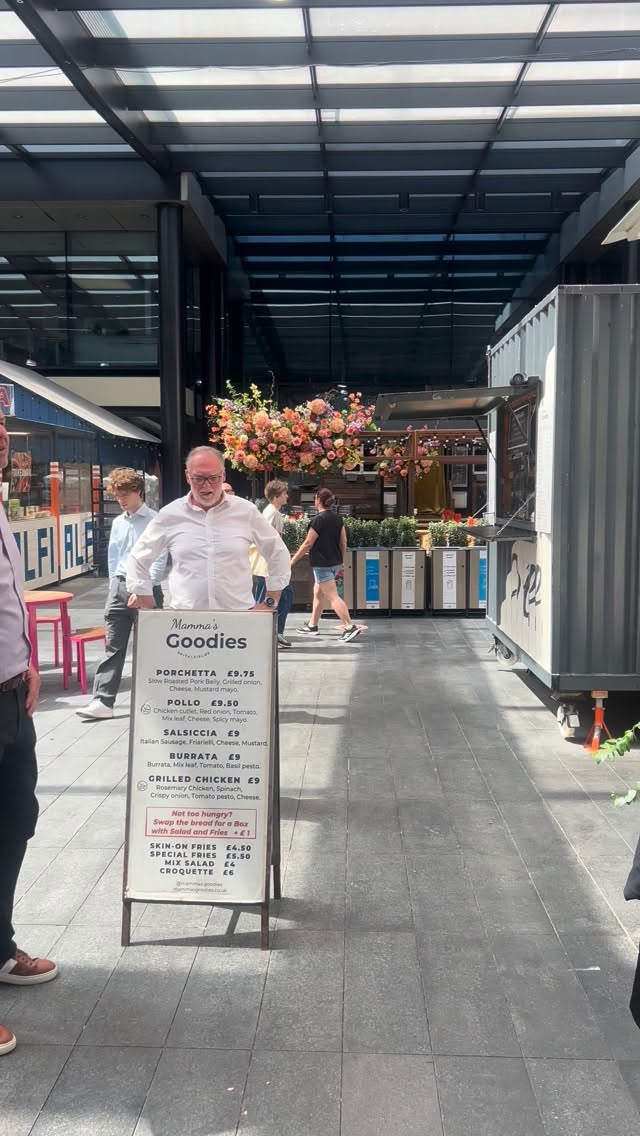 4 PORCHETTAs in a row 🤤🔥
Chef Giovanni’s secret recipe keeping the lunch queue busy for a reason 🥪☄️
📍 Spitalfields Market
🛵 Order online via the link in bio
#mammasgoodies #porchetta #spitalfieldsmarket #italianstreetfood #londonstreetdfood