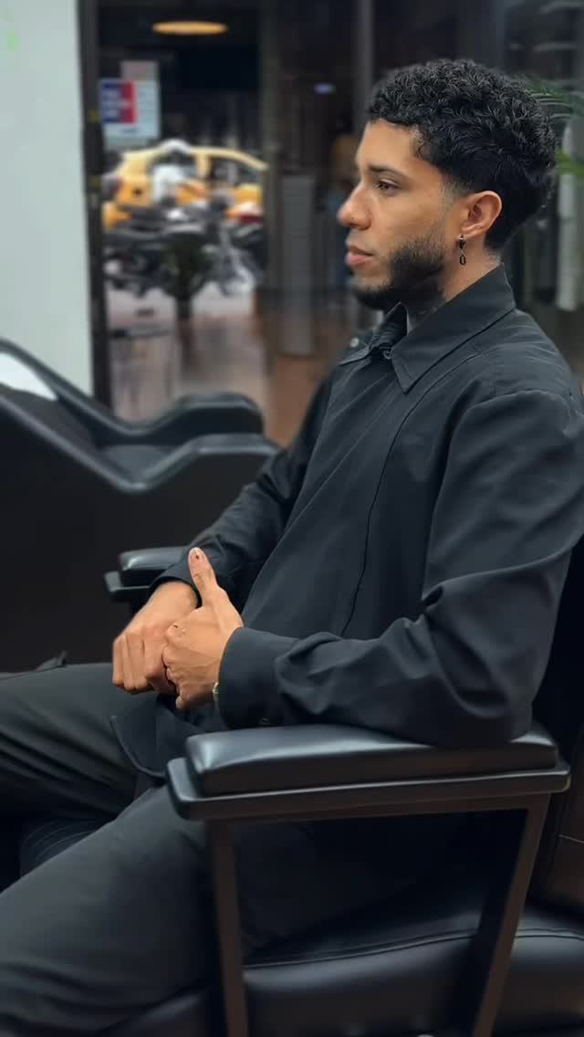 Un buen corte cambia tu apariencia. Una buena asesoría transforma tu imagen.
En Gentlemen no solo cortamos cabello, te ayudamos a encontrar el estilo que mejor te representa.
📍 Laureles, Medellín.
💈 Cortes personalizados, asesoría profesional y una experiencia pensada para vos.
¿Listo para dar el siguiente paso en tu imagen? Agenda tu cita. ✂️🔥