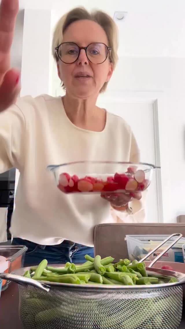 Gezond aperitieven?
Maak dan dit :
Radijsjes wassen, groen eraf, in twee
Mengeling van kruidenzout, olijfolie, wijnazijn en honing erover, laten trekken ( roer af en toe eens om )
Zet 30 minuten in een oven van 180 graden.
Doe het overtollig mengsel van de radijsjes ( zeef ) en leg ze op een bedje van rucola, strooi er wat geroosterde pijnboompitten over.
‘t is eens iets anders !
Volg me voor meer verrassende combi’s😋
Liefs, Elly 💋
