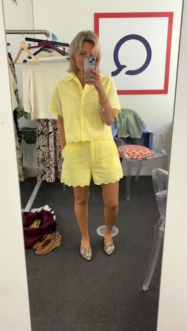 A really fun part of being a fashion presenter @qvcuk is choosing what to wear on air! I tried 3 outfits today but there was clearly one winner!
Also @eilidhnairntv stole the @apricot_clothing yellow shirt off my back!! So I was down to 2 options 😂
Anyone else loving the lemon print trend this season?! 🍋💕
DM me for outfit details x
#ad #personalstylist #tvpresenter #lemons🍋 #wiwt