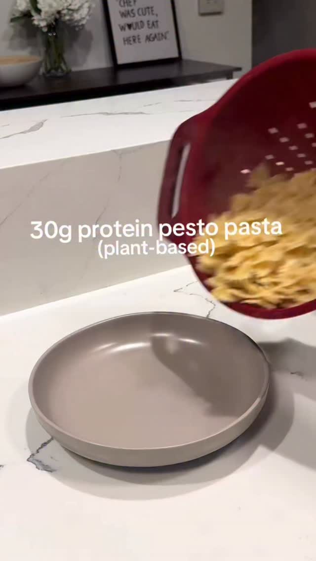 Pesto Pasta 🌱 the most perfect summer night dinner 🤌🏼 #plantbased #protein #pestopasta