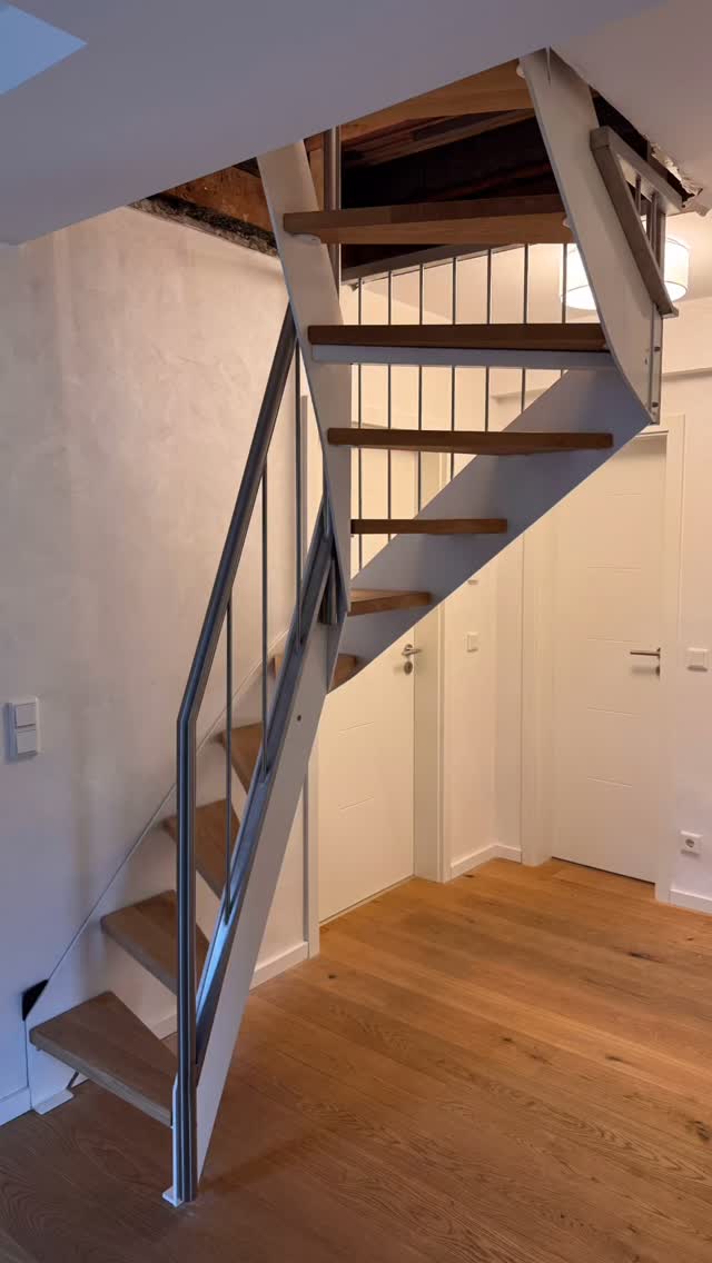 Von der Planung bis zur Montage – alles aus einer Hand. 🔥
Maßgefertigte Stahl-Holz-Treppe mit Eichenstufen und modernem Geländer. Klare Linien, hochwertige Materialien und präzise Ausführung für ein langlebiges Ergebnis.
📍 Individuell gefertigt nach Kundenwunsch.#metallbau#treppengeländer #handmade #handwerksqualität #eiche