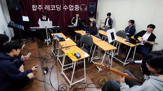 🎙레코딩 앙상블 수업 현장
녹음했을 때 진짜 실력이 보입니다.
단순히 연주하는 것을 넘어,
실제 레코딩 환경에서 자신의 소리를 듣고 분석하며 성장합니다.
10트랙 동시녹음을 통해 합주 밸런스, 다이내믹, 사운드메이킹까지 경험하는 시간!
연습실에서는 몰랐던 디테일이 녹음에서 그대로 들립니다.
오늘도 화이팅 💕
-
부산 더보이스팩토리 실용음악학원✨️
합격자 명단🎉🎉
버클리음대 최종합격(보컬) 2명
서울예대 최종합격(재즈피아노)
서울예대 최종합격(작곡)
서울예대 최종합격(보컬) 2명
서울예대 최종합격(미디)
서울예대 1차합격(작곡)
서울예대 1차합격(재즈피아노)
서울예대 1차합격(드럼)
호원대 최종합격(미디)
호원대 최종합격(재즈피아노) 3명
호원대 최종합격(프로페셔널뮤직) 2명
호원대 최종합격(보컬) 2명
호원대 최종합격(K-POP 보컬)
호원대 최종합격(드럼) 2명
호원대 최종합격(작곡) 2명
동아방송예술대 최종합격(작곡)
동아방송예술대 최종합격(드럼)
동아방송예술대 최종합격(미디)
동아방송예술대 최종합격(레코딩)
동아방송예술대 편입합격(재즈피아노)
서경대 최종합격(작곡)
홍익대 최종합격(재즈피아노)
홍익대 1차합격(재즈피아노)
경희대 최종합격(재즈피아노)
성신여대 최종합격(재즈피아노)3명
한림예고 최종합격 (재즈피아노)_작곡입시생
한림예고 편입합격 (보컬)
한림예고 예비29번 (보컬)
계원예고 최종합격 (드럼)
경북예고 최종합격 (보컬)
단국대학교 최종합격(재즈피아노)3명
백석대학교 최종합격(보컬) 3명
백석대학교 최종합격(베이스)
백석대학교 최종합격(작곡)
백석대학교 편입합격(보컬) 2명
국제예대 최종합격(재즈피아노) 6명
국제예대 최종합격(작곡) 2명
국제예대 최종합격(보컬)
국제예대 최종합격(미디) 2명
백석예대 최종합격(보컬) 9명
#앙상블수업 #레코딩수업 #부산실용음악학원 #더보이스팩토리