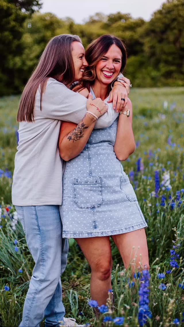 Just the most beautiful thing ever.🥰🥰🥰
#wlw #wlwcouple #wlwcouple #dallasphotographers #queerphotographer