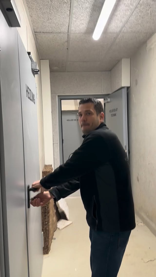 Technik für 161 Einheiten.
Im Video zeigen wir die Versorgungsanlage und die Notfallabsicherung über Erdgas.#keepitclean #hausmeisterservice #immobilien #technik #handwerk