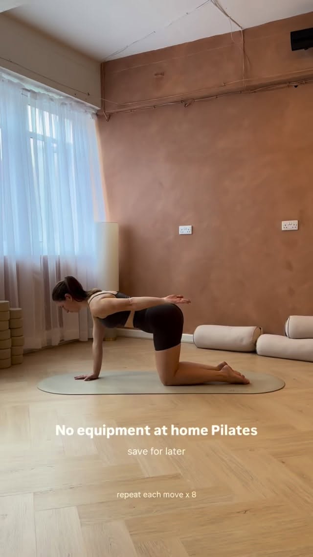 Quick at home Pilates workout | No equipment needed ❤️🔥
X2 speed - make sure to go slow, 8 reps per move
Set: @adanola
Mat: @onyx.wellbeing
#pilates #matpilates #pilatesworkout #athomeworkout #pilatesathome