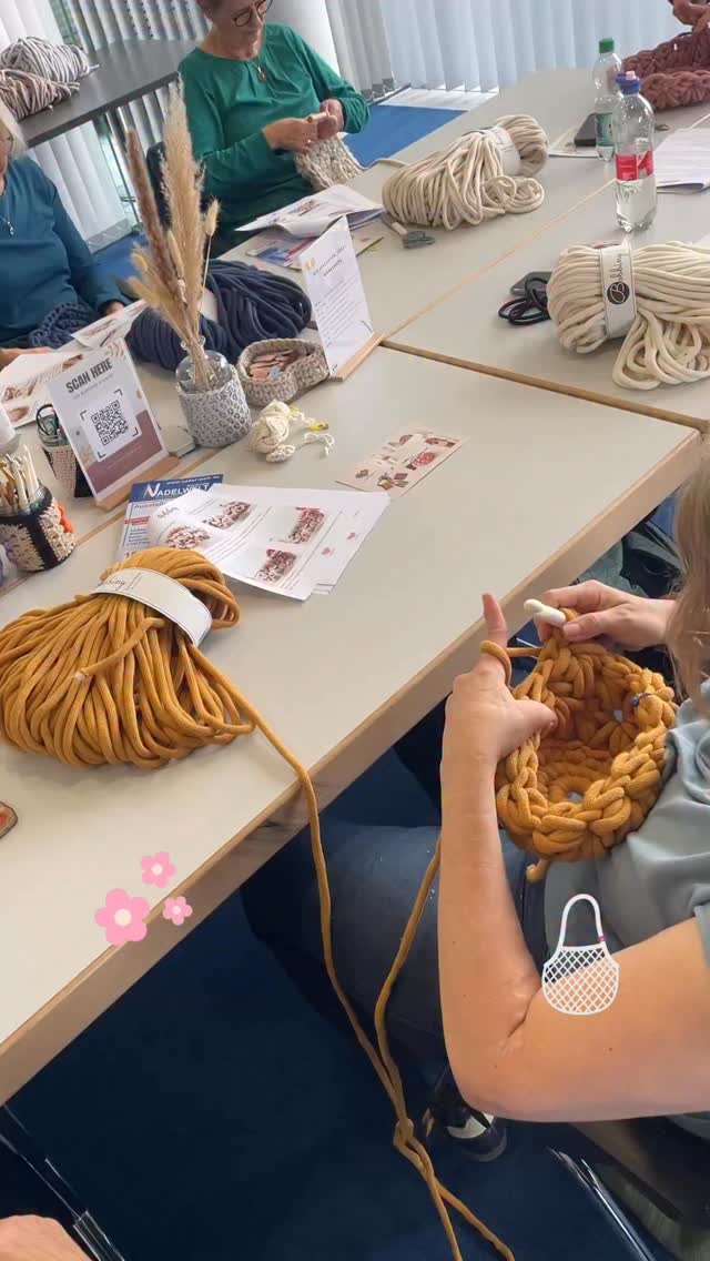 Gerade in der Fotomediathek gestöbert und in Erinnerung an eine tolle Messe und Workshops geschwelt🥰… es war wieder so schön und ein Geschenk, dass ich meine Leidenschaft mit anderen Menschen teilen kann. 💝
Danke an meine kreative Teilnehmerinnen, die mit Spaß dabei waren und tolle Körbe & Taschen & Deko kreiert haben. Ich habe mich sehr gefreut, neue kreative Frauen kennenzulernen und auch einige Teilnehmerinnen vom letzten Jahr wiederzusehen.
Ich freu mich auf die Messe im nächsten Jahr vom 7. bis 9. Mai 2027 🧶🥳.
#häkeln #workshop #kreativseinmachtglücklich #häkeltasche