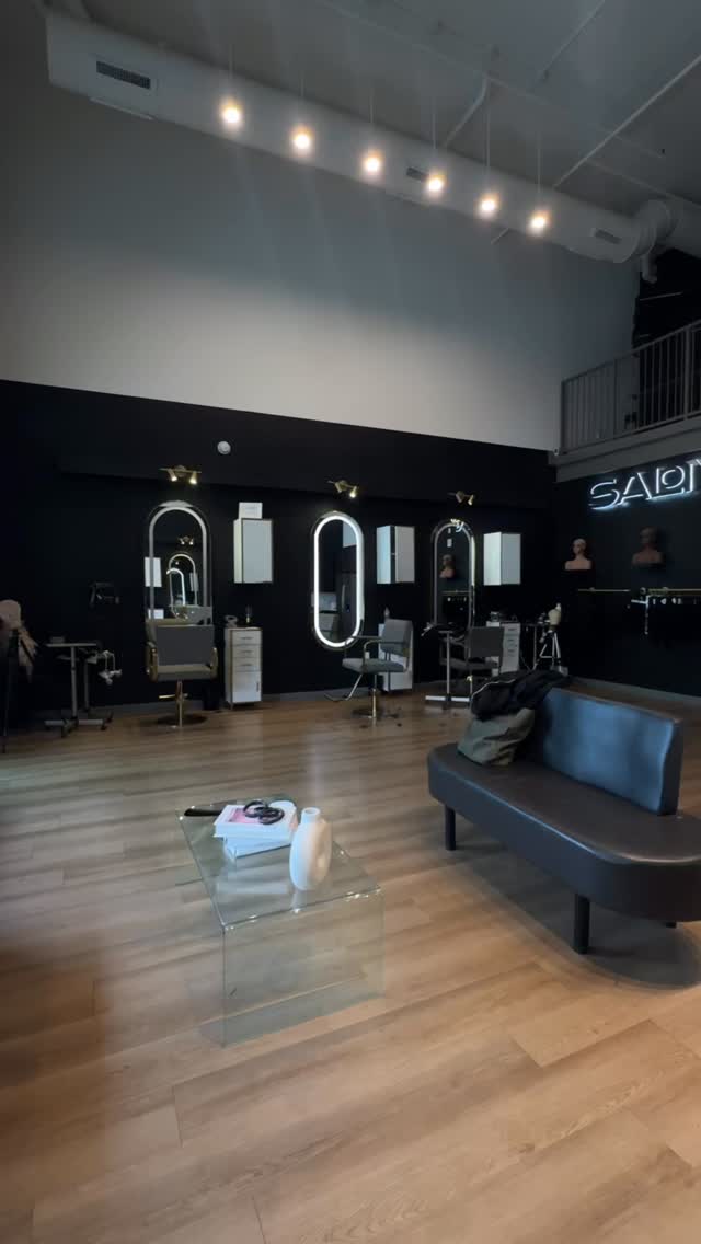 Today was special. š¤
My first client traveled from Houston to Dallas just to book an appointment and sit in my chair and that alone means more to me than she probably knows.
Iām so grateful for every person who trusts me with their hair, their time, and their experience. Moments like this remind me why I keep showing up, why I keep growing, and why Iām so serious about the work I do.
A huge thank you to my stylist friend @901awardexperience for allowing me to work inside of his @salon_926 today. His staff was so sweet, welcoming, and the energy on the open salon floor felt amazing.
Dallas, today was beautiful. Iām thankful, full, and already looking forward to coming back.
ā Jeshair Studios