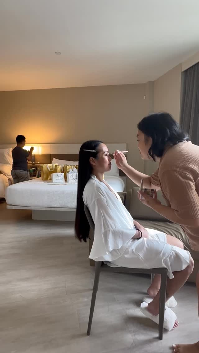 The art of bridal hairstyling is the art of noticing.
The dress details.
The venue.
The veil.
The personality.
The moments in between.
Because the most beautiful bridal hairstyles donβt just look beautiful. they feel like you. β¨
Venue @blancourbanvenue
Planner @menage.a.trois.sj
Hair @phiphiyvonne
Makeup @katrinaramoswhite
#BridalHair #WeddingHair #BayAreaBride #RomanticBride