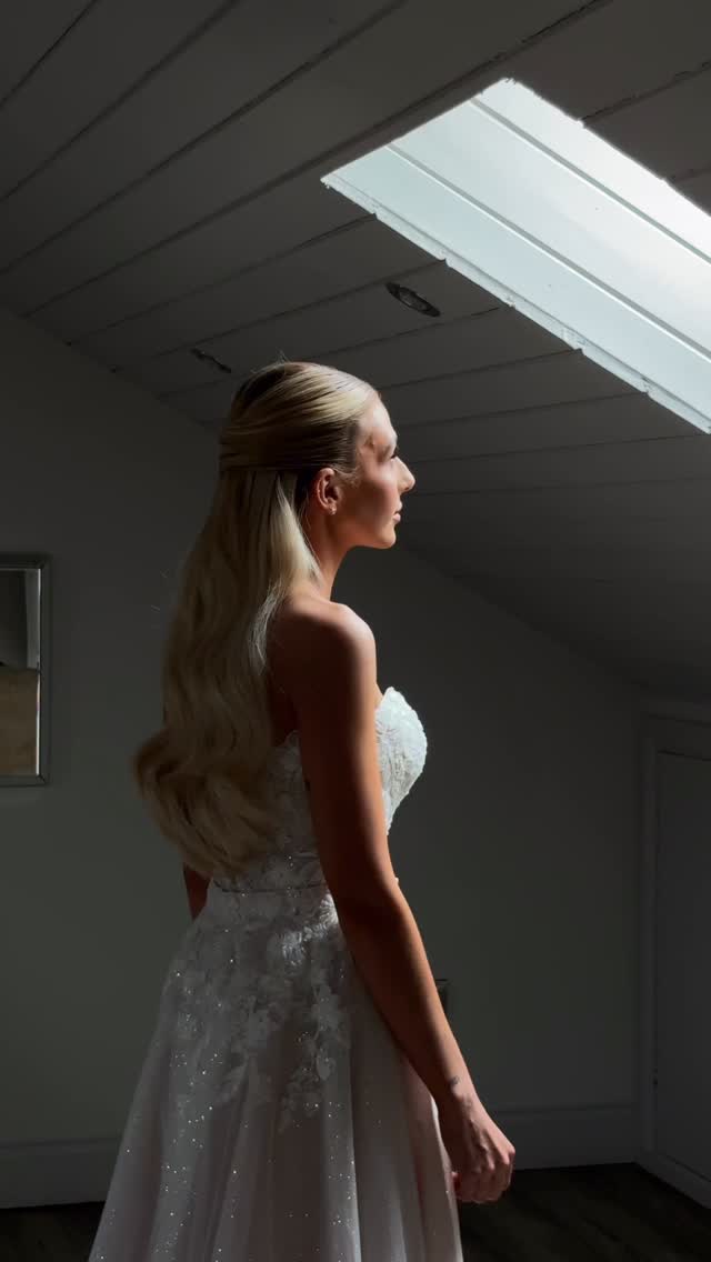 A bridal princess in all her glory ๐ซ๐
Content: @the.socialguest
Photographer: @stevenmcdonald_photography
Venue: @yorkshireweddingbarn
Hair - @chloecabello_lounge
Makeup - @faces_byemmy @nualamclaughlinmakeup
