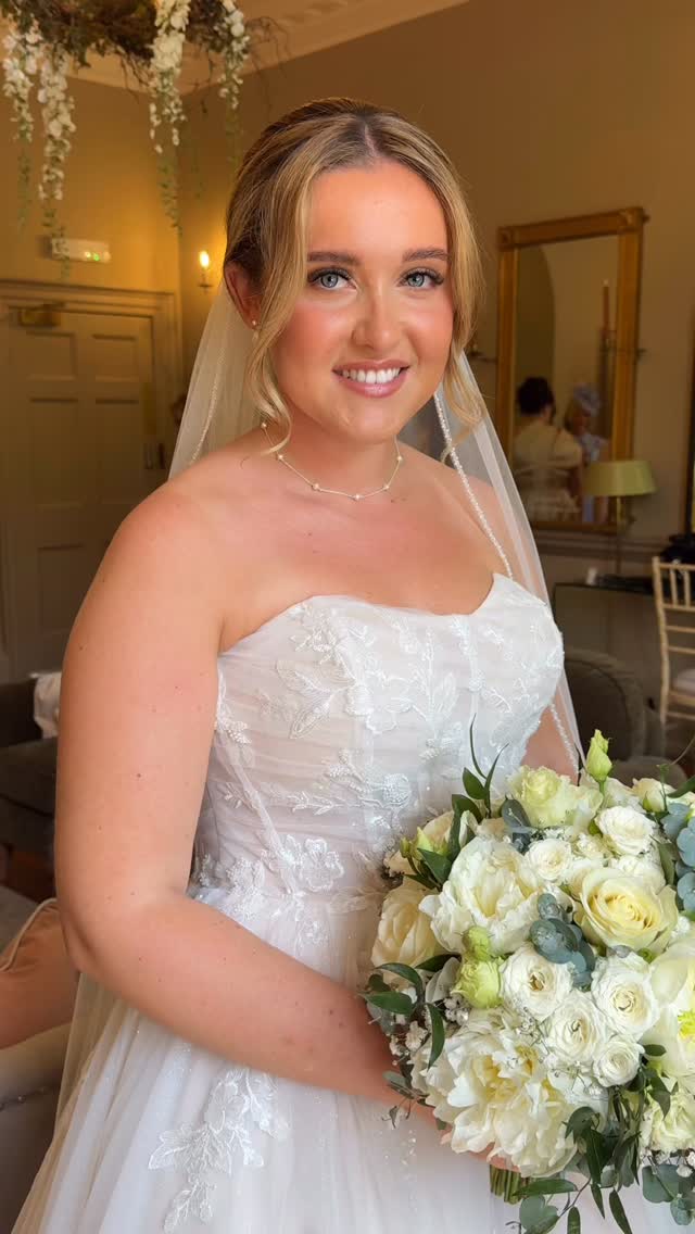 My beautiful glowing bride Amber✨🤍
Amber was just the most chill bride ever!! Trusting in me to create her perfect glam but of course keeping in the glowing bronze style as this is what she loves!
It was such a lovely a relaxed morning getting glam at the ever so beautiful @theorangerymaidstone alongside the lovely @lchairstylist ✨
I definitely think this is the year of the more stripped back, glowing yet softest of glams☁️ Which I just truly love!! I am in my element ✨
Can’t wait to share more 🤍
