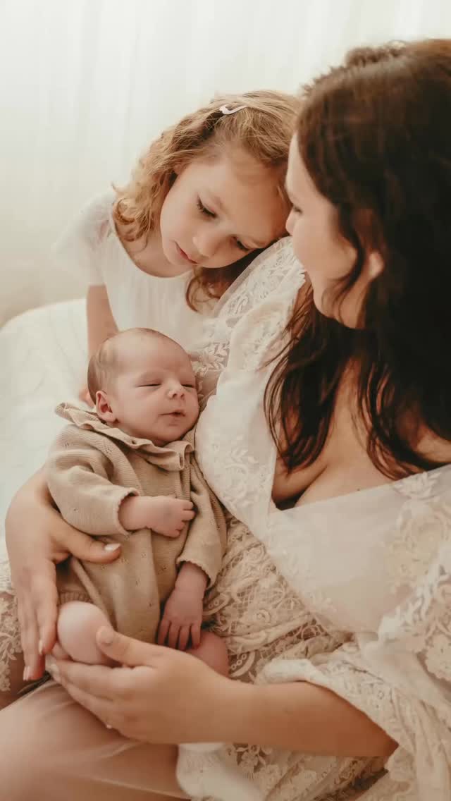 Lorsque vous me contactez pour réserver une séance photo naissance, je vous propose de planifier une date entre 5 et 10 jours après votre date prévue d’accouchement.
Pourquoi ? Pour éviter les coliques et l’acné du nourrisson.
Bien évidemment, cette date sera ajustée en fonction de la date réelle de votre accouchement, des conditions de celui-ci, du poids de votre bébé et de votre forme physique.
Parfois il n’est nécessaire de prendre un peu de temps si par exemple vous avez accouché par césarienne en urgence ou si votre bébé est né trop prématurément et de différer la séance photo, ce n’est vraiment pas un soucis car je garde toujours des disponibilités pour vous permettre de re planifier, à votre convenance, votre séance photo.
Que votre bébé ait 10 jours, 20 jours ou 30 jours, cela ne me pose aucun problème pour les photos, mon objectif est que vous passiez un très bon moment dans les meilleures conditions, photographe depuis plus de 13 ans, j’ai l’expérience nécessaire pour m’adapter à chaque situation.
Renseignements sur mon site internet :
www.delphinephotographe.com
#photographebebe #photographefamille #photographeoise #photographecompiegne