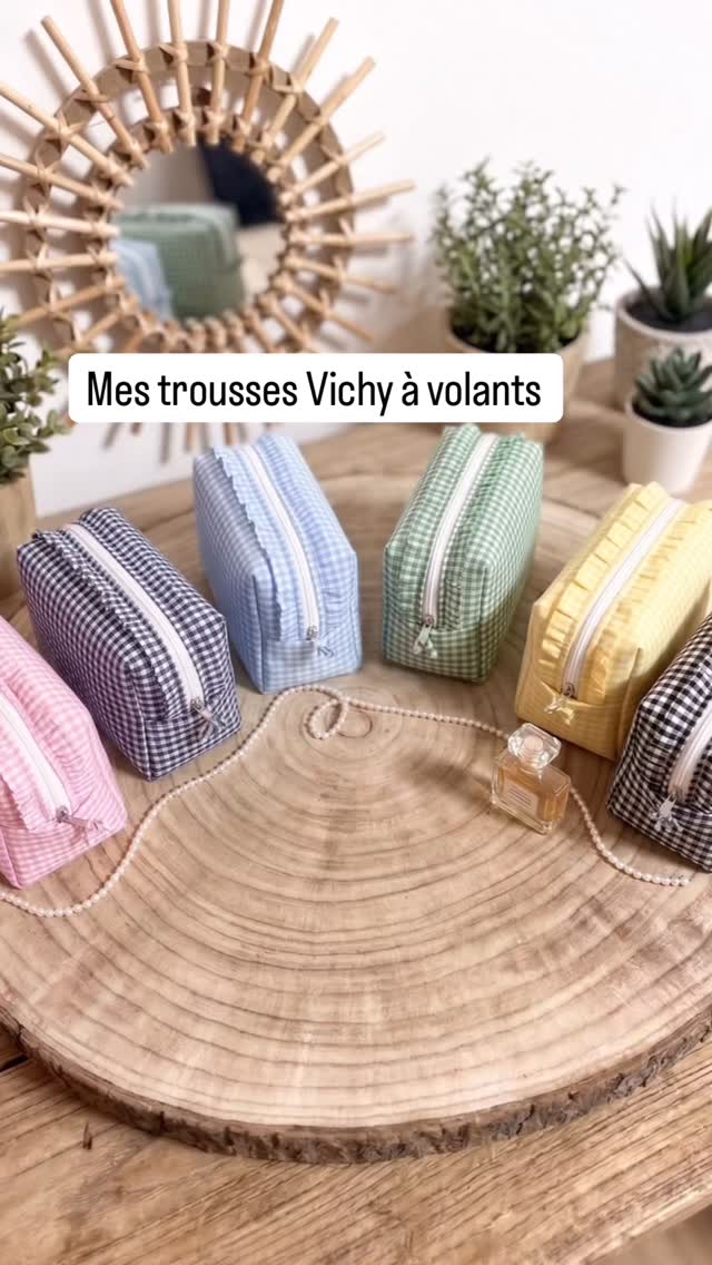 Ma collection été est en ligne !
Et elle commence avec mes trousses de toilette à volants en tissu vichy ☀️😊
- Disponibles en 7 couleurs de Vichy 🌈
- Molletonnées pour une protection maximale de vos petites affaires
Tellement féminine et originale !
👉Venez les découvrir dans ma boutique ( lien dans ma bio @sylvie_creations_toile_de_jouy )
.
.
.
#vichy #vichylovers #troussedetoilette #couturefrançaise #provencealpescôtedazur