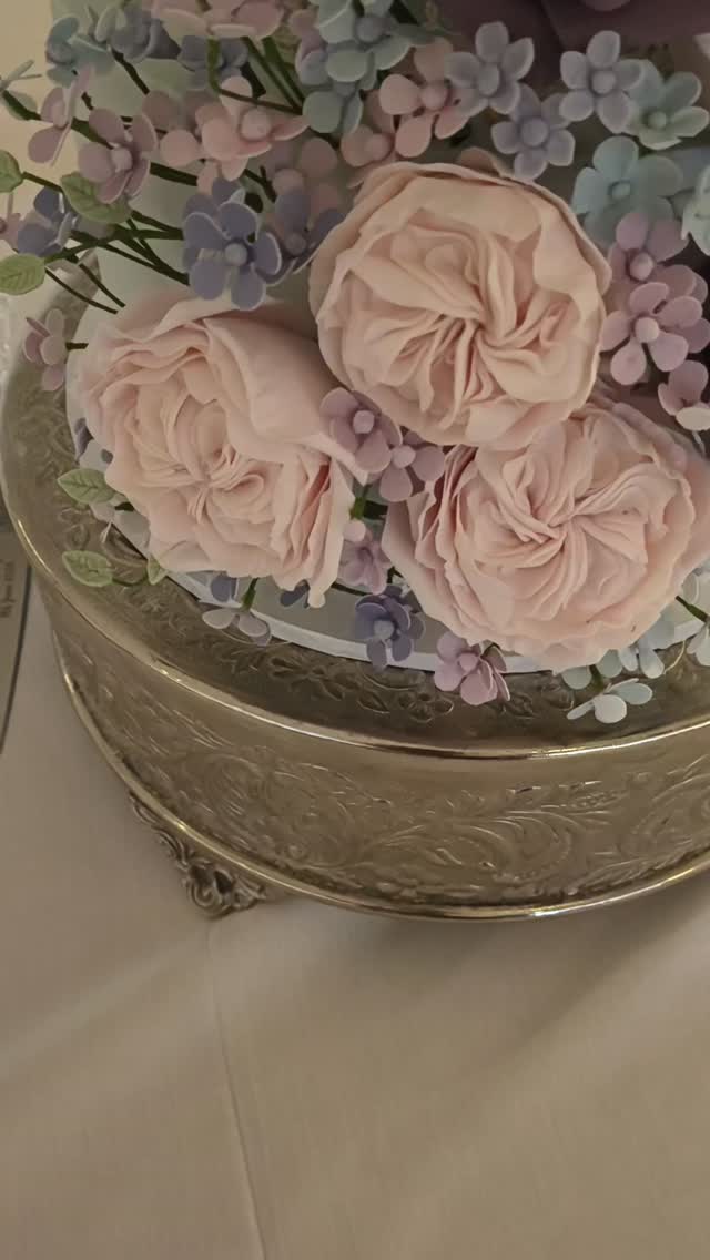 At the lovely @froyleparkcountryestate yesterday for this gorgeous colour palette cake, with over 200 individual handmade sugar flowers, wishing you both every happiness together.
#cakesbyninacamberley #weddingcake #sugarflowers #luxuryweddingcakes #weddingvenue