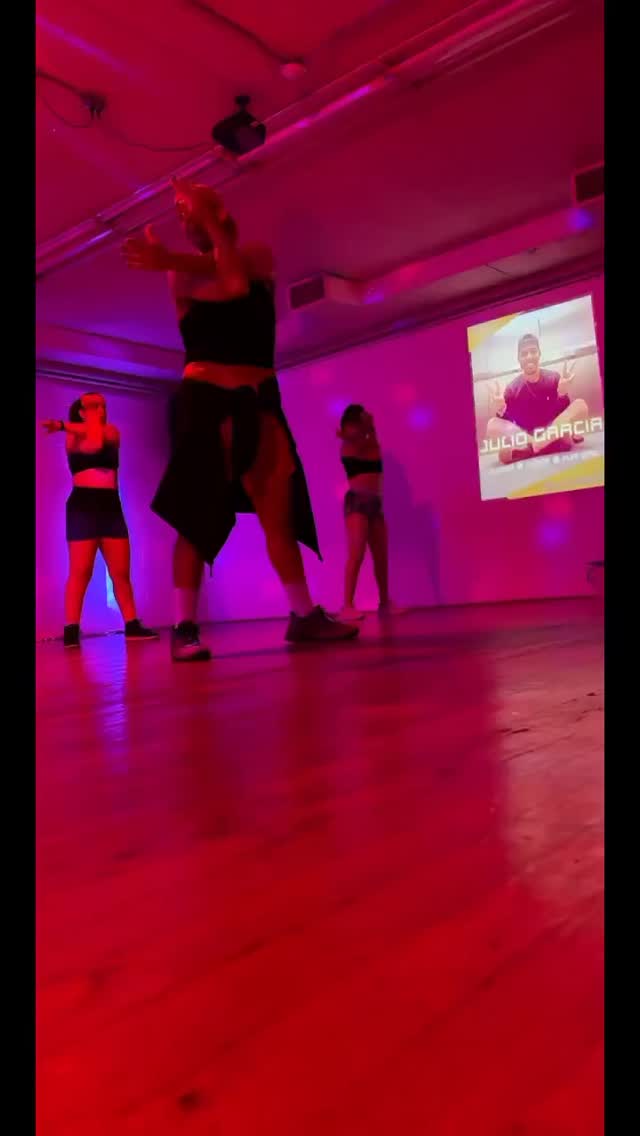 We love us a good cool down
-After Zumba Fuego with @jag_campeon1010 catch Julio every Saturday 9am
#dancestudio #njdancestudio #zumba #cliftonnj #theredroom