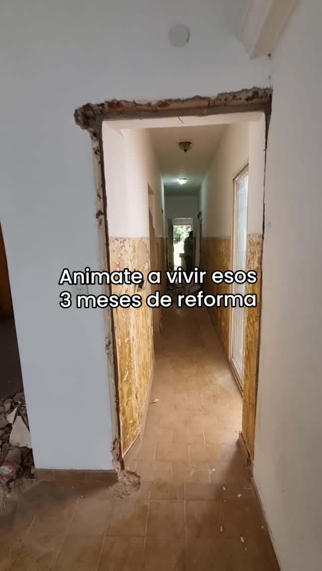 Juramos solemnemente que siempre aclaramos que no iban a ser 3 meses 😅 y luego sucedió lo que siempre sucede: CAMBIOS DE ÚLTIMO MOMENTO.
¿Por qué pasa ésto? Es normal, cuando comienza una reforma, se tiran abajo paredes y se empiezan a ver los espacios integrados y más iluminados. Entonces, se empieza a entender la espacialidad de otra manera, lo que antes veían en un plano o render, ahora lo ven en la realidad. Por este motivo, nuestros clientes entendieron que necesitaban algunas cosas más.
.
Siempre digo lo mismo, es mucho más fácil entender e imaginar una obra desde cero que una reforma. Por muchas imágenes que les mostremos, siempre pero siempre manda la obra.
#arquitectoscastelar #reformatotal #remodelación