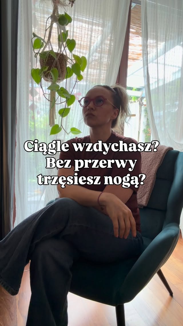 😮💨 Wzdychasz bez wyraźnego powodu.
🦵 Trzęsiesz nogą, stukasz stopą o podłogę, kręcisz długopisem albo nie możesz usiedzieć w miejscu.
Ktoś mówi:
„uspokój się”.
A Ty czujesz, że to nie takie proste.
W medycynie chińskiej oba te zachowania często traktujemy jako sygnał nagromadzonego napięcia i utrudnionego przepływu Qi.
🌿 Organizm szuka wtedy sposobu, żeby to napięcie rozładować.
Dla jednych będzie to głębokie westchnienie.
Dla innych ciągła potrzeba ruchu.
Często towarzyszą temu również:
✨ uczucie ścisku lub pełności w klatce piersiowej
✨ drażliwość, napięcie, krótki lont
✨ wahania nastroju, PMS
✨ gula w gardle
✨ wzdęcia i dyskomfort trawienny
✨ wybudzanie się około 1–3 w nocy
Widzę to szczególnie u kobiet, które dużo dźwigają na swoich barkach, są odpowiedzialne za wszystkich wokół, a o sobie przypominają sobie na końcu.
To nie jest słabość.
To sygnał, że ciało próbuje sobie z czymś poradzić.
💚 Akupunktura i zioła potrafią ten zastój skutecznie rozluźnić.
Ale pierwszym krokiem jest zauważenie sygnału.
Twoje ciało mówi. Warto posłuchać. 🌿
💬 Trzęsiesz nogą podczas czytania tego posta? Zostaw w komentarzu 🦵- albo prześlij tej, która wzdycha obok Ciebie.
Zaopiekuj się sobą w Bertha Holistic. 🍀
•••••••••••••••••••••••••••••••••••••••••••••••••••
🌱 Wsparcie płodności, zdrowia, emocji, urody.
🌸 Beata Szlachta – ekspert medycyny chińskiej
❤️ Bertha Holistic Centrum medycyny naturalnej we Wrocławiu.
☘️ Akupunktura, zioła, medycyna chińska, terapie twarzy.
#Stres