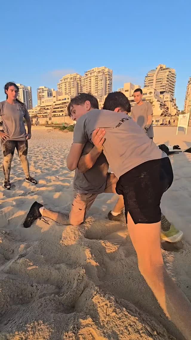 כמה קרבות היית שורד במעגל הזה?
צוות אשקלון במעגל קרבות קרקע מטורף מהאימון אתמול! 🤯
באקט הזה יש שני אלמנטים קריטיים לגיבושים וללוחמים שבאים לידי ביטוי:
🔥זמן תגובה - זהו החלק המרכזי בחודש יוני שנעבוד עליו חזק בכל הצוותים. באקט הזה זמן התגובה הוא הרגע ששומעים "צא" מי שמסתובב ראשון יש לו יתרון מטורף על השני, ככל שהזמן עובר קשה יותר להלחם בעייפות ולהגיב מהר וזה בדיוק הרגע שבו אתה נמדד - בקרב העשירי כשאין אוויר בריאות, עדיין לשמור על חדות להגיב מהר ולהלחם!
🔥אגרסיביות - הקרב הכי חשוב הוא הקרב האחרון ולא הראשון, שם אתה נמדד באמת עד כמה חזק הרצון שלך להלחם ולנצח!
ממשיכים בכל הכח בהכנות לקראת ימי הסיירות והגיבושים באוקטובר 🇮🇱
מתכנן/ת שירות ביחידות המיוחדות? זה הזמן להתחיל
שלח/י לנו הודעה לקבלת חודש נסיון ב-50 ש"ח! 👇🏼
באר שבע | ירושלים | בית שמש | רחובות | ראשון לציון | אשקלון | אשדוד | גבעתיים | הרצליה | בנימינה | קדימה-צורן | חיפה
#יוםסיירות #שייטת13 #סיירתמטכל #טיס #חובלים