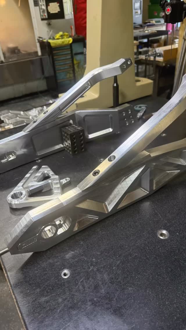 Getting down to the wire! DMR softail swingarm for the @harleydavidson @bornfreeshow lowrider st almost ready for polishing! 🏁🏁🏁
#harleypartner
#harleydavidson
#bornfree17
#harleypartner
@traskperformance
@lyndallbrakes
@rrmph
@jamescarterseats
@evolution_industries
@feulingparts
@ridedunlop #ridedunlop
@arlennessmotorcycles
@customcycleengineering
@whovillespeedandcustom
@codychildress
@painthuffermetalflake
@fourrivershd
@thundermaxefi
@a1mike
@chewyspowdercoating
@mymachinist
@jeremywilliamson5577
@sik_paint
@fox
@brinxgarage
@ridefoxpv