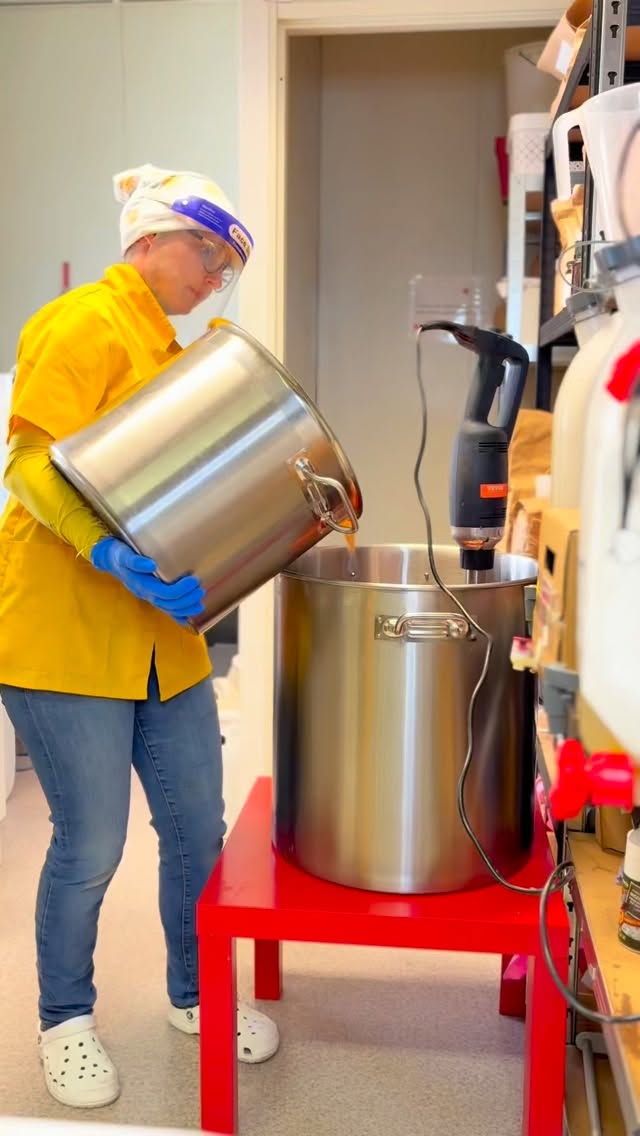 Quand même le plus long à fabriquer passe crème dans la matinée c’est que la méthode est la bonne j’ai même envie de dire go les 80kg 🤣 #savon #savonnerie #lait #agriculture #laitdevache