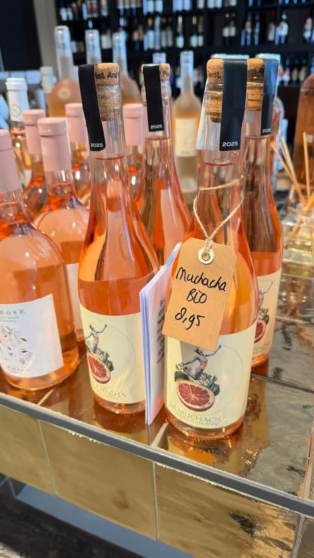 Deze fles wil je koud hebben staan dit weekend.
Wat staat er bij jou op het programma: borrel, BBQ of gewoon lekker ontspannen? 🍾
Tag degene met wie je ’m open zou trekken en zet ’m vast in de koelkast.
www.vinoveno.nl
.
#FlesInDeKoelkast #WeekendBorrel #BBQWeekend #BubbelsTijd #AperitiefMoment