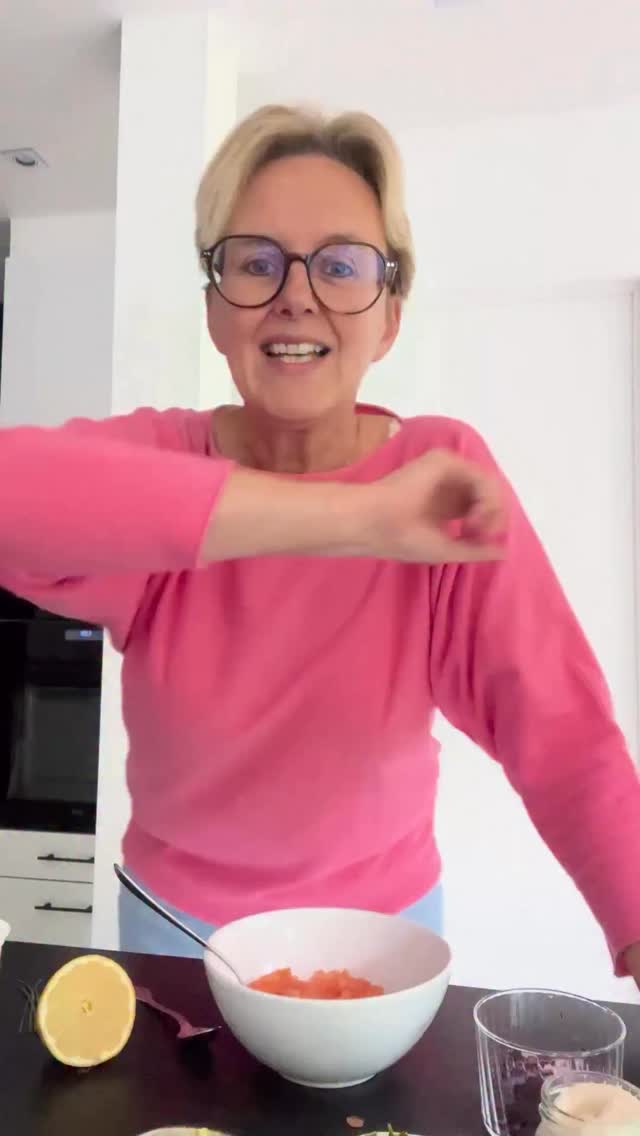 🐟 **Echt eten, snel gedaan — #15**
Geen fornuis. Geen oven. Gewoon mengen en klaar. Omdat blijvend afvallen niet moeilijk hoeft te zijn. Beybey jojo-effect als je het voor jezelf makkelijk maakt 😋😉
→ 150 g gerookte zalm, fijngesneden
→ 5 cm komkommer, fijngesneden
→ ½ rode ui, fijngesneden
→ beetje bieslook, fijngesneden
→ 2 el zure room
→ sap van ½ citroen
→ zwarte peper naar smaak
Alles mengen. Klaar.
🌿 *Twist:* een koffielepel mierikswortel en wat kappertjes? Dan krijgt deze tartaar meteen een echte kick.
🍽️ *Serveer als:* een chic voorgerecht of gewoon als lunch met een geroosterde boterham.
🌿 *Leefstijl check:* gerookte zalm zit vol omega-3 vetzuren — goed voor je hart, je hersenen én je huid. Echt eten hoeft niet ingewikkeld te zijn.
Follow me for more!! 🙏🙏🙏
Fork it. ✌️