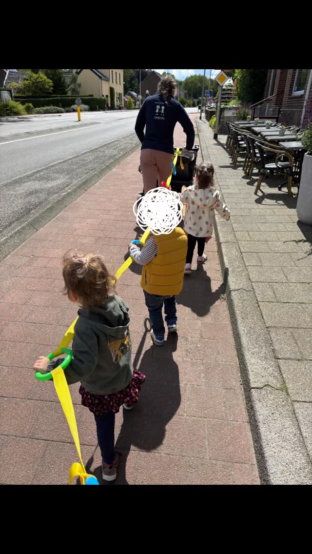 De 4e dag van de Peuter4daagse ๐
We wandelen samen de berg omhoog ๐ช๐ป. We zien de koeien in de wei en kijken samen over het hek ๐ฎ๐คฉ #buiten #natuur #wandelen