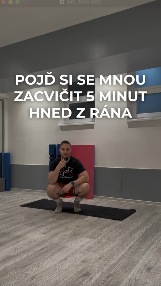 Pojď si se mnou zacvičit 5 minut hned z rána 💪🏽
Ráno je tělo ztuhlé, klouby nerozhýbané a mozek ještě nefunguje. Pět minut pohybu to celé změní a rozproudí ti energii na první půlku dne. Jen ty a podložka. 🧘🏽♂️
✅ Cat-Camel - rozhýbání páteře a aktivace svalů středu,
✅ Open Book - mobilizace hrudní páteře a ramen,
✅ Hip Hinge - rozhýbání kyčlí a aktivace zadního svalového řetězce,
✅ Glute Bridge - aktivace a posílení hýžďových svalů,
✅ Dead Bug - posílení středu těla, koordinace a kontrola pohybu.
Zacvič si toto každý den a sleduj mě pro další tipy. 🔖
Honza
#brotasfitness #rozcvicka #mobilita #silovytrenink #dobrerano