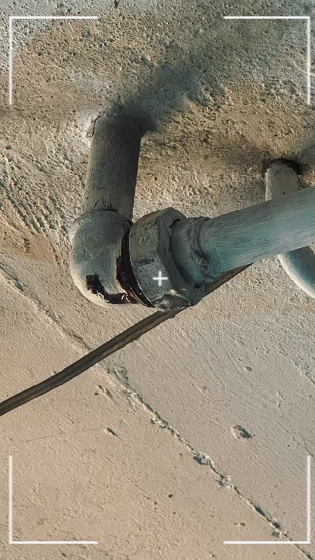 Diese Winkelverschraubung hatte ihre besten Tage hinter sich. Korrosion führte zu einem Wasseraustritt.
Wir haben das defekte Teil ersetzt und die Leitung wieder dicht gemacht. Schnell, unkompliziert und ohne lange Wartezeit. 💪