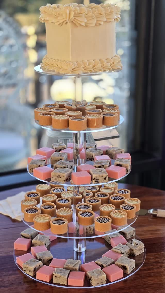 A few recent dessert tables and towers at @ivorypavilionbuninyong ✨
Beautifully styled.
Handcrafted with care.
Made for celebrating.
🤍