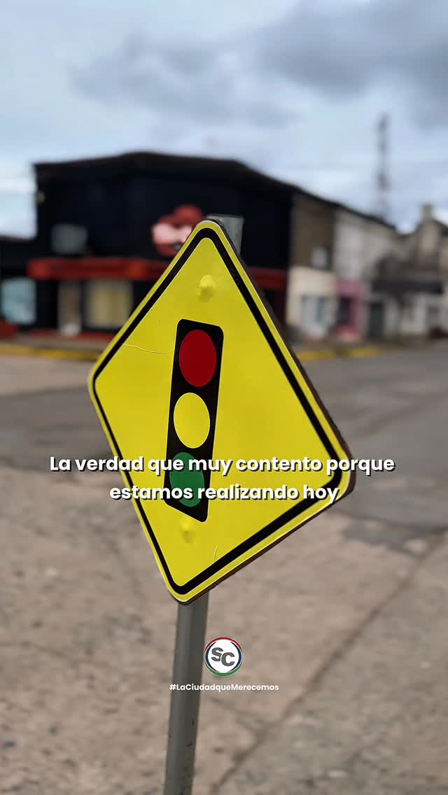 🚦 EDUCAR PARA CUIDAR LA VIDA
En el marco del Día Nacional de la Seguridad Vial, desde el Área de Educación Municipal se llevó adelante una nueva jornada de educación vial destinada a estudiantes de 7° grado de las escuelas de nuestra ciudad.
Durante la actividad, los alumnos participaron de una charla informativa y de propuestas prácticas junto a la Policía Municipal, interactuando con las señales de tránsito en la Plazoleta y reforzando conocimientos fundamentales para la convivencia en el espacio público.
Creemos que es esencial acercar estas herramientas desde edades tempranas, promoviendo el respeto por las normas de tránsito, la responsabilidad y el cuidado propio y de los demás. Aprender educación vial es también aprender a convivir, a respetar y a construir una comunidad más segura.
Porque cada conducta responsable en la vía pública puede marcar la diferencia, seguimos apostando a la educación como el camino para formar ciudadanos comprometidos con el bienestar de todos.