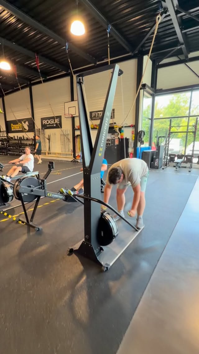 ❤️ Votre santé commence par le mouvement.
Vous pensez que le CrossFit est réservé aux athlètes ? Détrompez-vous.
Aujourd’hui, nos adhérents travaillent leur cardio à travers une séance accessible, adaptée à leur niveau et orientée vers un objectif simple : être en meilleure santé.
🏃♂️ Améliorer son souffle
❤️ Renforcer son cœur
⚡ Retrouver de l’énergie au quotidien
🔥 Favoriser la perte de poids
😊 Réduire le stress et se sentir mieux dans son corps
Le travail monostructurel (course, vélo, rameur, ski erg…) est l’un des moyens les plus efficaces pour développer son endurance et retrouver une vraie condition physique. Pas besoin d’être sportif pour commencer : chacun avance à son rythme, encadré par un coach.
Le plus difficile n’est pas l’entraînement. C’est de faire le premier pas.
Si vous souhaitez perdre du poids, retrouver du souffle, avoir plus d’énergie pour votre famille, votre travail ou vos loisirs, il n’y a pas de meilleur moment pour commencer qu’aujourd’hui.
📩 Envie de découvrir ce que le CrossFit peut vous apporter ? Envoyez-nous un message et venez essayer une séance.
Votre futur vous remerciera d’avoir commencé maintenant. 💪✨