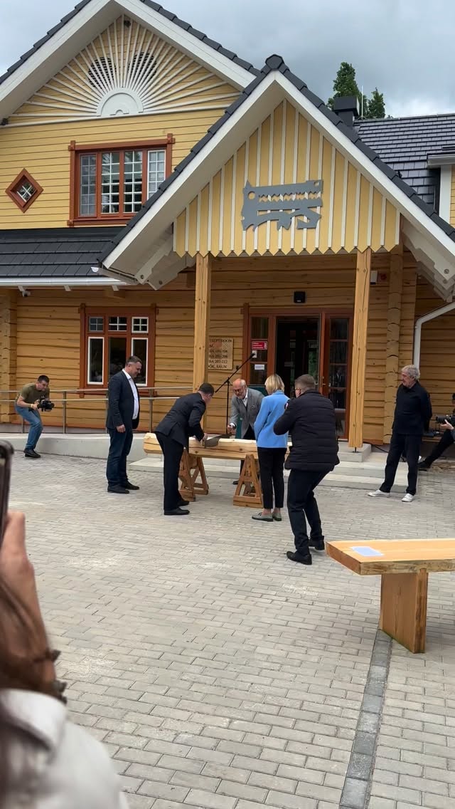 Avati Järvselja jahiloss. Ühtpidi tore, et ka Kastre kaugemas, ürgselt kaunis nurgas arendatakae ja ehitatakse midagi nii ilusat, millest ka kohalikud nagu Kaie ja kaugemad külalised rõõmu saavad tunda, teisalt metsandusega seotud inimesena rõõmus, et just meie vallas tegeletakse Maaülikooli eestvedamisel kõrgema metsahariduse pakkumisega. Imekena loss, mida tasub külastada ja kindlasti plaani võtta Järvseljale matkama minna! #kastrekas #metsandus #järvselja #kastre #mets @kastrevald