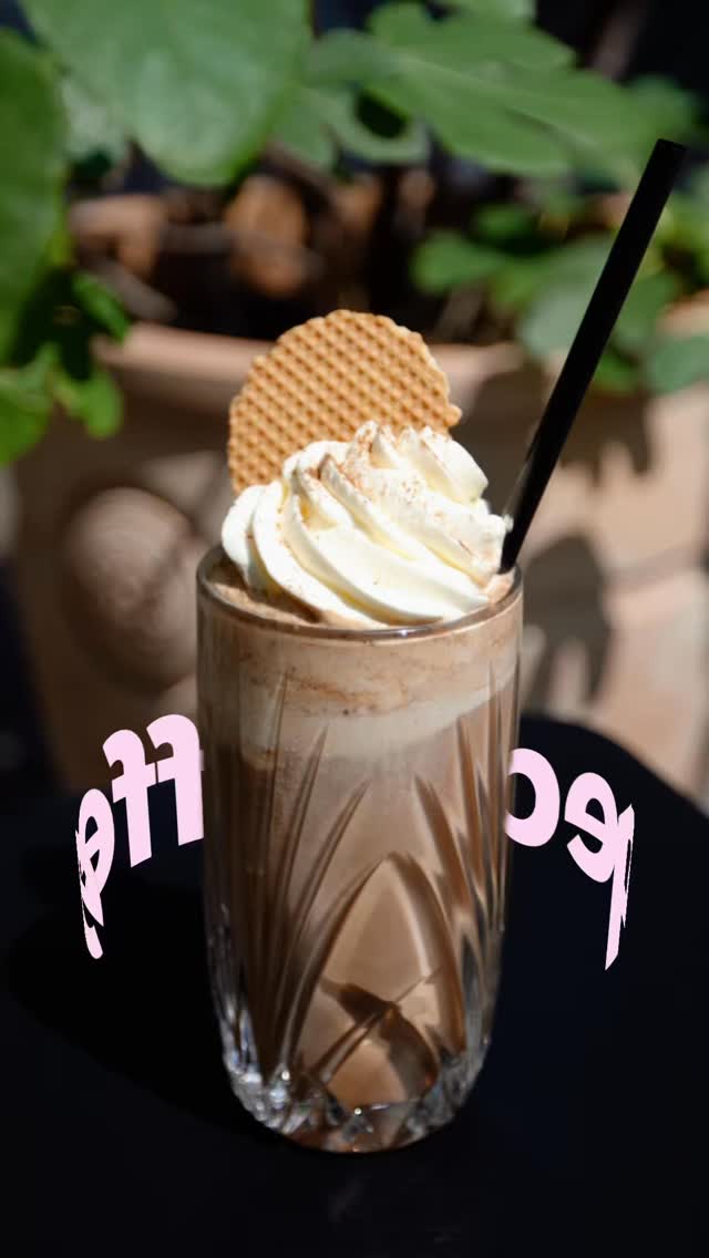 ☀️ Eisgekühltes Glück: Unsere Sommergetränke sind zurück! 🧊🍓
Text:
Hand aufs Herz: Was macht einen perfekten Sommertag in Berlin noch besser? Genau – die richtige Abkühlung im Glas zu eurem Lieblingskuchen! 🍰✨
Ab sofort verwandeln wir unsere Terrassen in Mitte und Charlottenburg wieder in eure persönliche Sommer-Oase. Neben unseren frisch gebackenen Cheesecakes und Fruchttörtchen erwarten euch ab jetzt wieder unsere eiskalten Durstlöscher:
Iced Latte & Iced Coffee ☕️ – der perfekte, cremige Koffein-Kick für heiße Nachmittage.
Iced Chocolate 🍫 – herrlich schokoladig, kühl und unverschämt lecker.
Hausgemachte Limonaden & Co. 🍋 – wunderbar fruchtig, spritzig und erfrischend leicht.
Schnappt euch eure Lieblingsmenschen, sucht euch ein schattiges Plätzchen auf unserer Terrasse und lasst den Berliner Sommertrubel einfach an euch vorbeiziehen.
Wann sehen wir uns? 👑🥂
#Sommergetränke #IcedLathe #IcedChocolate #HausgemachteLimonade #PrincessCheesecake