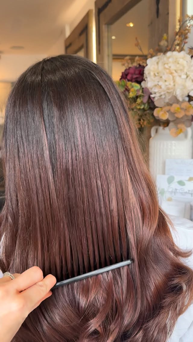 Sarah doesn’t get her hair done very often, so the goal was to create something low-maintenance while keeping it beautifully natural. She loved the warmth from her previous colour, so we blended that softness into her natural shade, creating a seamless transition with no harsh regrowth line.
