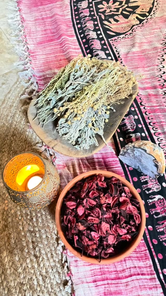 Wenn Rhythmus auf Energie trifft... ✨
Manchmal reicht es nicht, nur die Muskeln zu lockern. Manchmal muss auch die Energie wieder fließen dürfen. 🌊
Bei meiner rhythmischen Massage lade ich deinen Körper ein, in einen tiefen Entspannungszustand zu gleiten. Die Symbiose mit der Marmatherapie macht diese Erfahrung so besonders: Durch das sanfte Aktivieren spezifischer Vitalpunkte (Marma-Punkte) unterstützen wir deinen Körper dabei:
✨ Stress und mentale Last abzuwerfen
✨ Den Energiefluss (Prana) zu harmonisieren
✨ Die körpereigenen Selbstheilungskräfte zu aktivieren
✨ Dich wieder vollkommen mit dir selbst verbunden zu fühlen
Kein Druck, kein Müssen. Einfach nur eine Einladung an dich, dir selbst diese Auszeit zu schenken. 🤍
💌 Hast du Fragen dazu oder möchtest spüren, wie sich diese Symbiose anfühlt? Schreib mir einfach eine Nachricht, ich berate dich gerne…
Gün
info@yogabar.de
#massagebody #marmapunkte #rhythmischemassage