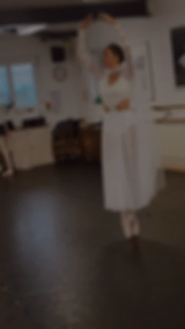 ✨👑 Die Lichtprinzessin von Thal Emeris 👑✨
Schön und wunderbar erstrahlt sie im Licht der Smaragdwelt und nimmt dich mit auf eine märchenhafte Reise voller Tanz, Magie und unvergesslicher Momente. 🌿💎🦋
Lass dich verzaubern von einer Geschichte, die Herzen berührt und Träume zum Leben erweckt. 🌙✨
EMERALD DREAMS🌙
• SAMSTAG 27. Juni 19 Uhr
• SONNTAG 28. Juni 11 Uhr & 15 Uhr
Mehrzweckhalle Utzenstorf
Ticketlink findest du in bio⬆️
#balletschoolbarbarabortoli #balletstudents #emeralddreams #rehearsals