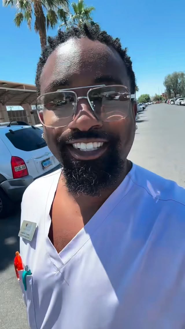 I love being a BLESSING TO OTHERS! Adding a lil sweetness to people’s day! It’s not easy dealing with the PUBLIC in #HealthCare ! 👨🏾⚕️🏥🩺🩻🍪🥧🍑#essentialworker #childrenshospital #payitforward #fyp